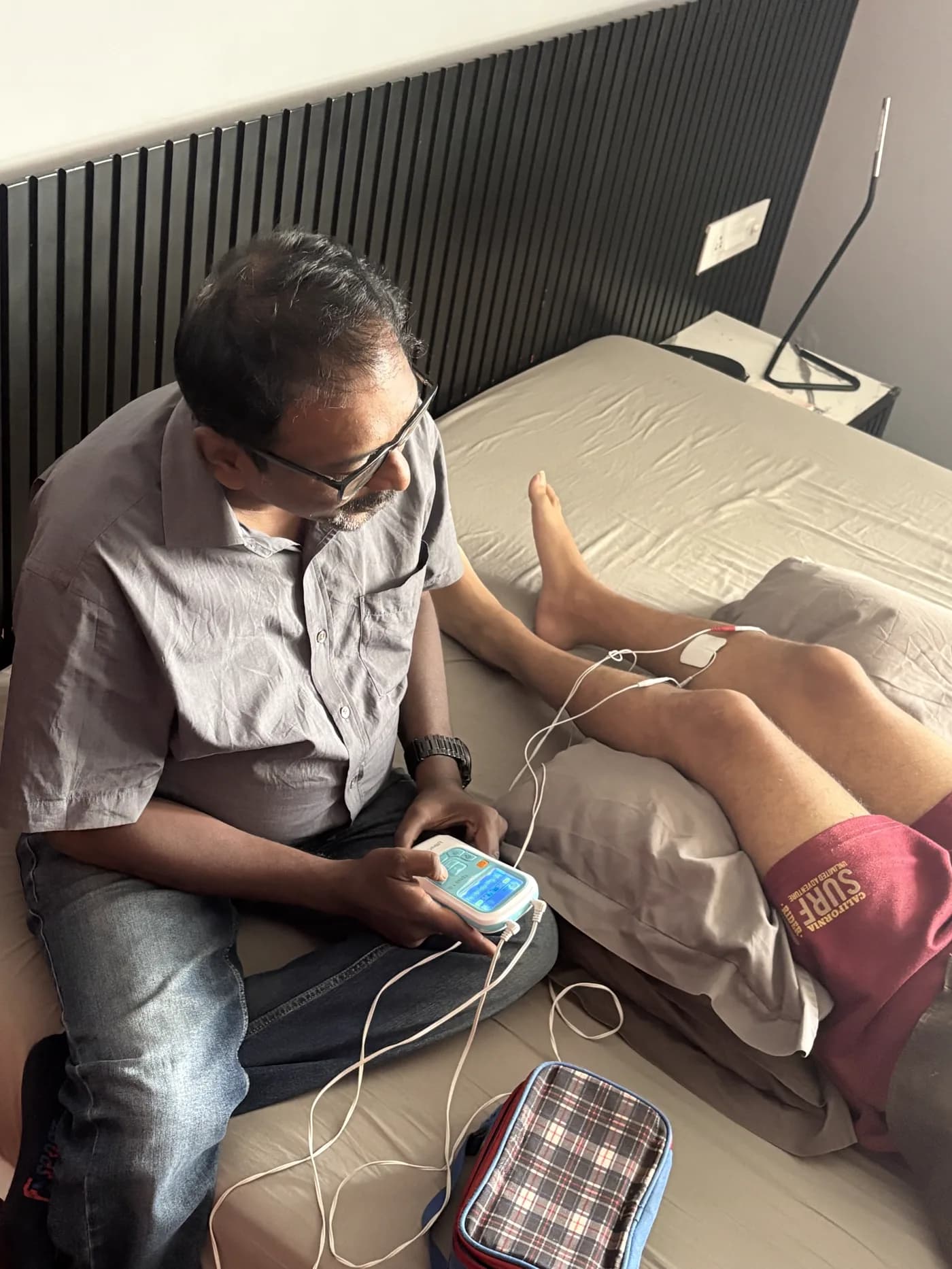 Physova physiotherapist helping a patient during a home visit